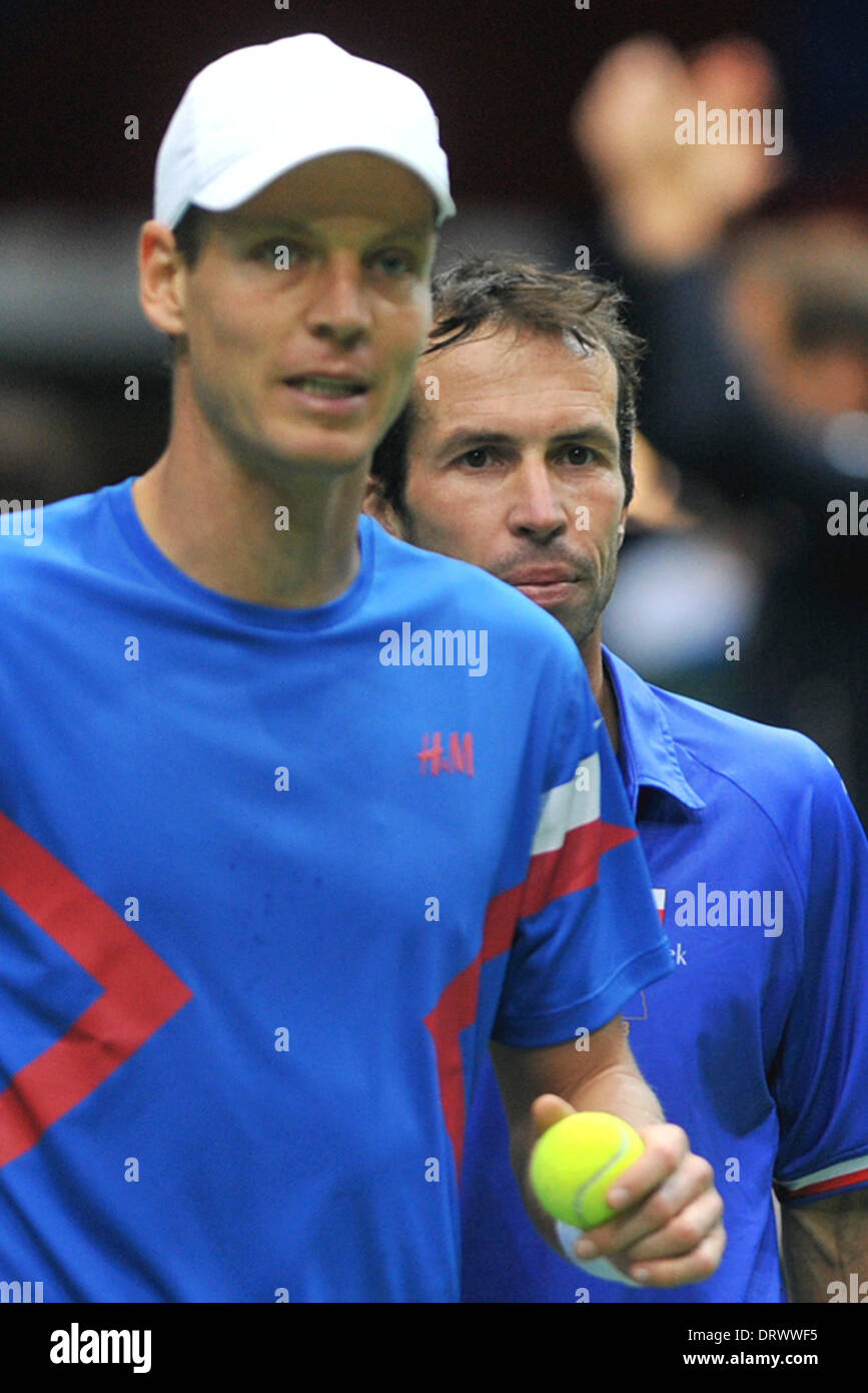 Ostrava, Repubblica Ceca. Il 1° febbraio 2014. Tomas BERDYCH, sinistra e Radek STEPANEK: risultati nei, a destra dalla Repubblica ceca la riproduzione durante la loro Coppa Davis primo round raddoppia il match contro Robin Haase e Jean-Julien Rojer dai Paesi Bassi a Ostrava, Repubblica Ceca, sabato, 1 febbraio 2014. Credito: Jaroslav Ozana/CTK foto/Alamy Live News Foto Stock
