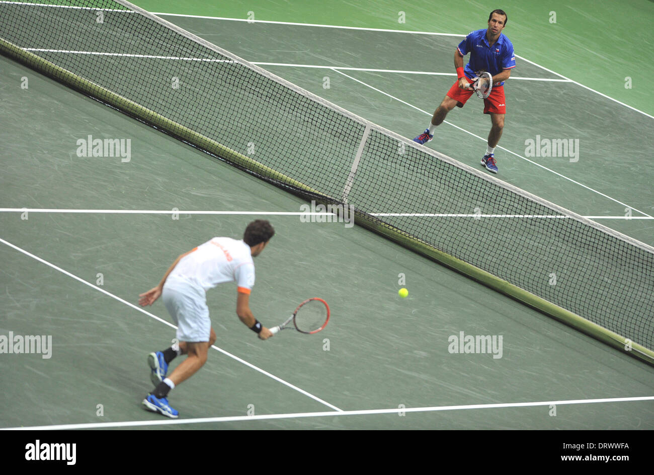 Ostrava, Repubblica Ceca. Il 1° febbraio 2014. Radek STEPANEK: risultati nei, destra, dalla Repubblica ceca e Robin Haase, sinistra, dai Paesi Bassi la riproduzione durante la loro Coppa Davis primo round raddoppia corrispondono a Ostrava, Repubblica Ceca, sabato, 1 febbraio 2014. Credito: Jaroslav Ozana/CTK foto/Alamy Live News Foto Stock