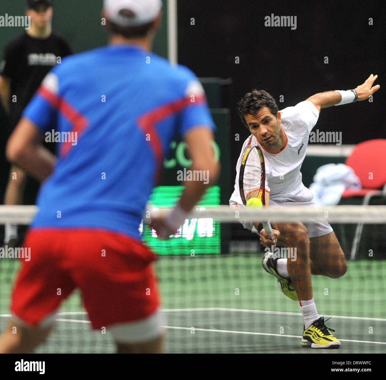 Ostrava, Repubblica Ceca. Il 1° febbraio 2014. Tomas BERDYCH, sinistra, dalla Repubblica ceca e Jean-Julien Rojer, destra, dai Paesi Bassi la riproduzione durante la loro Coppa Davis primo round raddoppia corrispondono a Ostrava, Repubblica Ceca, sabato, 1 febbraio 2014. Credito: Jaroslav Ozana/CTK foto/Alamy Live News Foto Stock