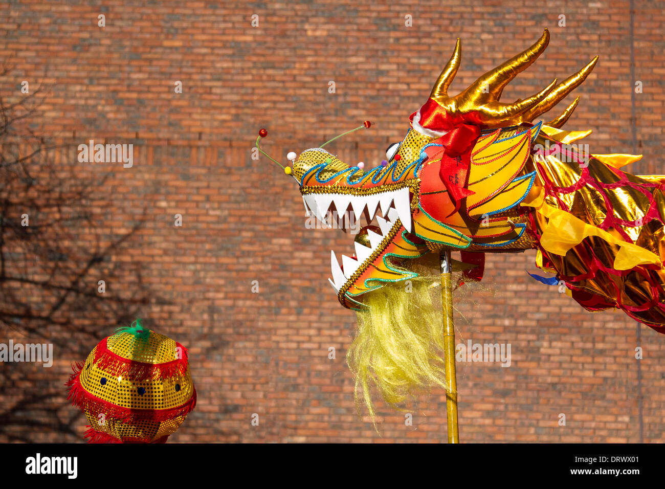 Costume cinese zodiaco animali. Tradizionale Golden Capodanno drago festival di danza a ChinatownFebbraio, 2104. Ballo del drago dell'High-pole al Capodanno cinese ad Albert Square Manchester, il più grande festeggiamenti del nuovo anno cinese del nord. La Chinatown di Manchester è una delle più grandi d'Europa nascosta in una stretta griglia di strade dietro i Piccadilly Gardens. Con un drago di carta di 175 piedi, una danza del leone, dimostrazioni di arti marziali, la Dragon Parade è uno dei momenti salienti del calendario annuale degli eventi di Manchester. Foto Stock