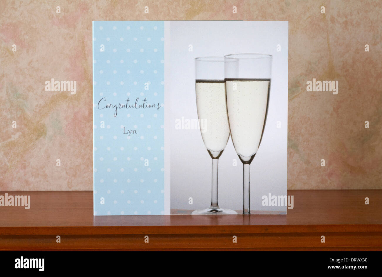 Congratulazioni scheda su mantelpiece nella lounge Foto Stock