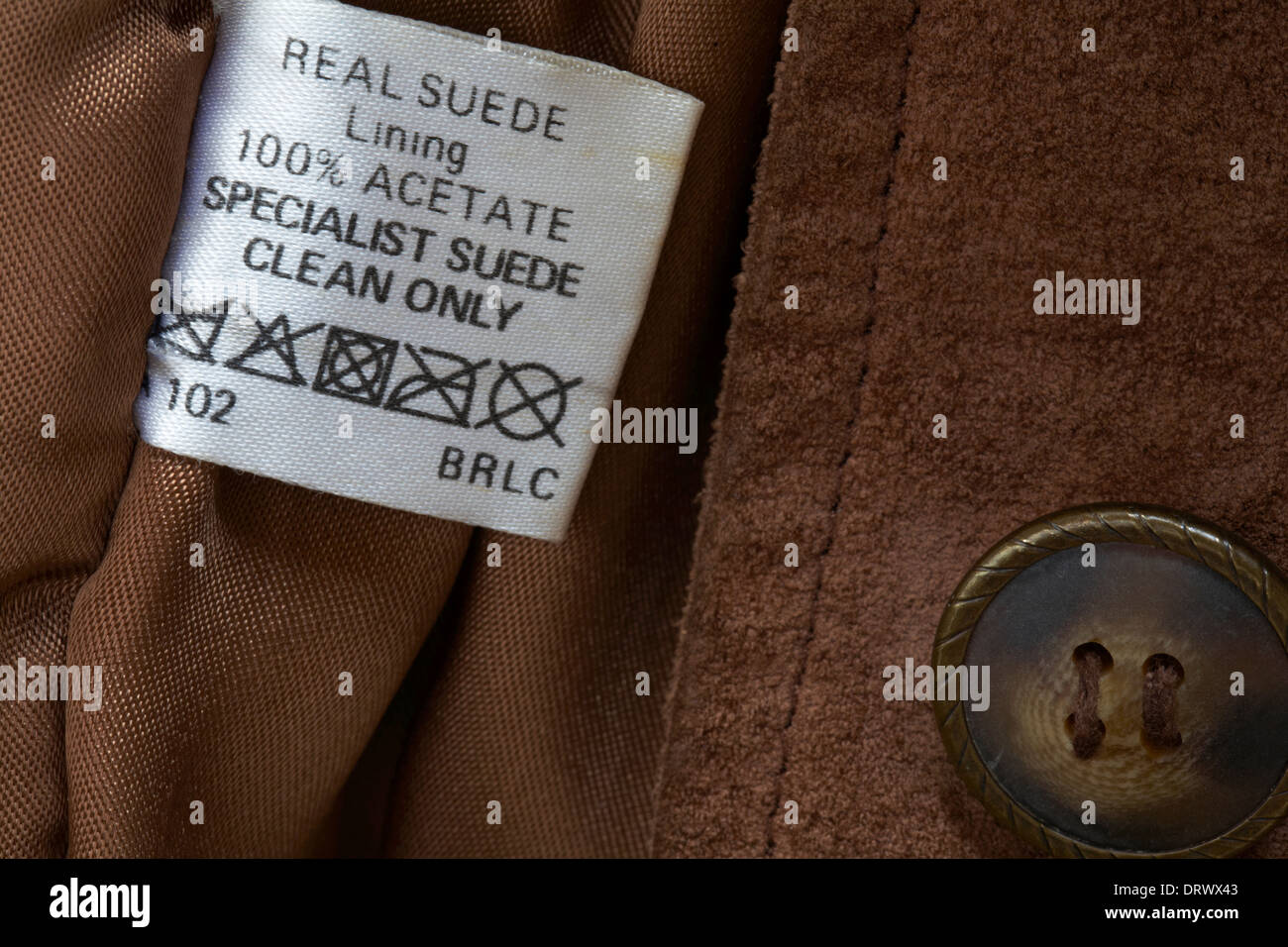 Etichetta Real pelle scamosciata in giacca - cura simboli di lavaggio e.  istruzioni Foto stock - Alamy