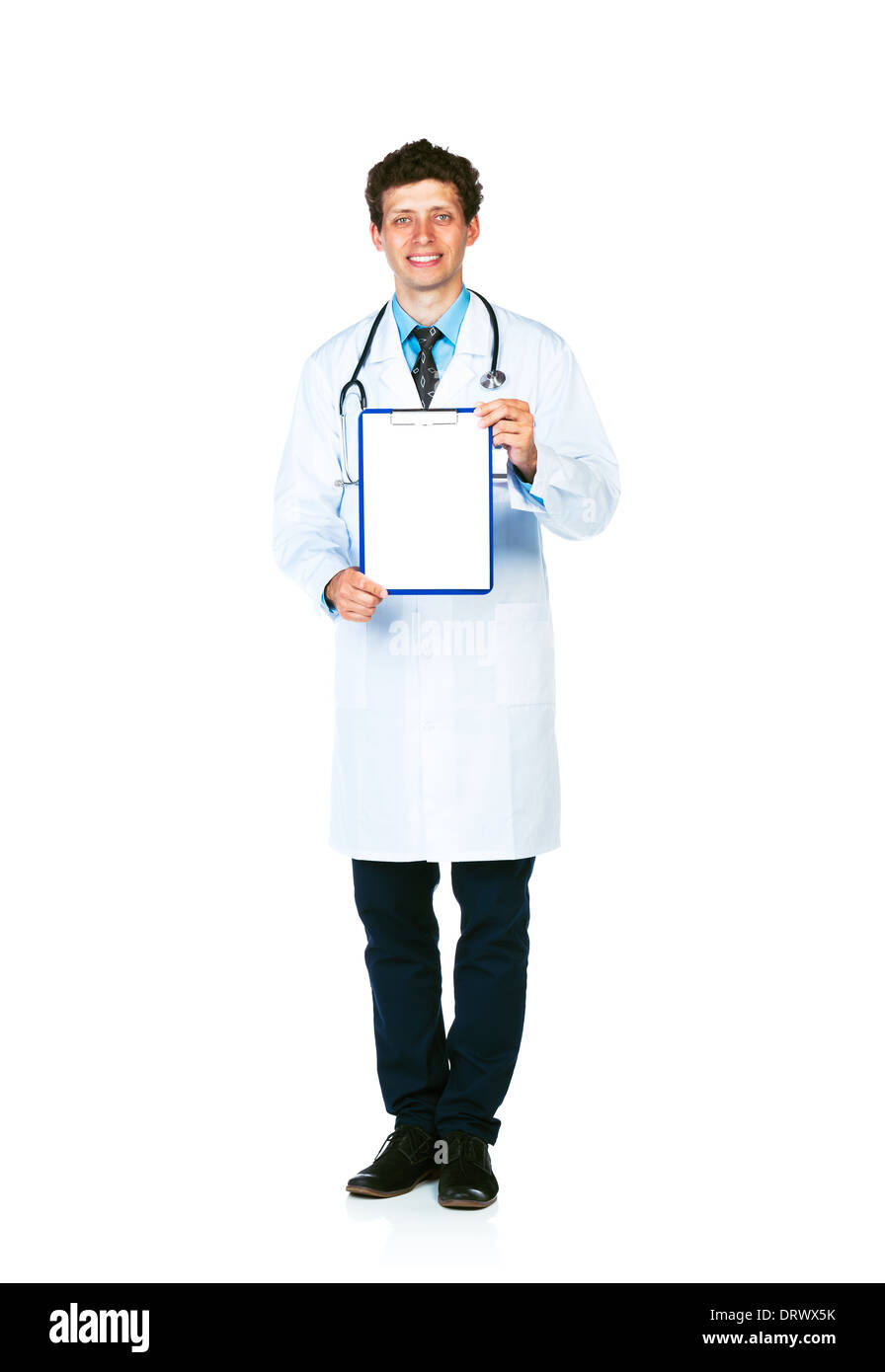 Lunghezza completa giovane maschio sorridente medico mostrando negli appunti Copia con spazio per il testo su sfondo bianco Foto Stock