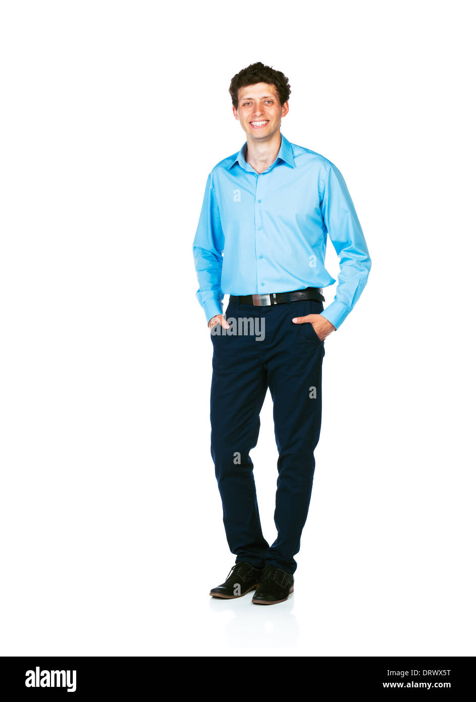 Felice giovane imprenditore in piedi con le mani nelle tasche su sfondo bianco Foto Stock