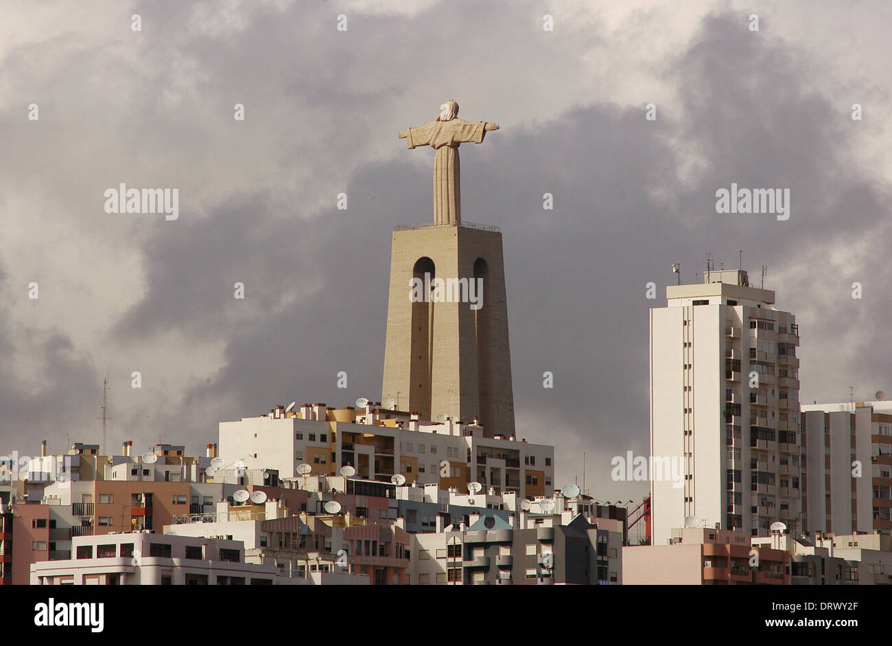 Il Portogallo. Almada. Visualizzare e un monumento di Cristo Re (Cristo Rei). Inaugurato il 17 maggio 1959. Foto Stock