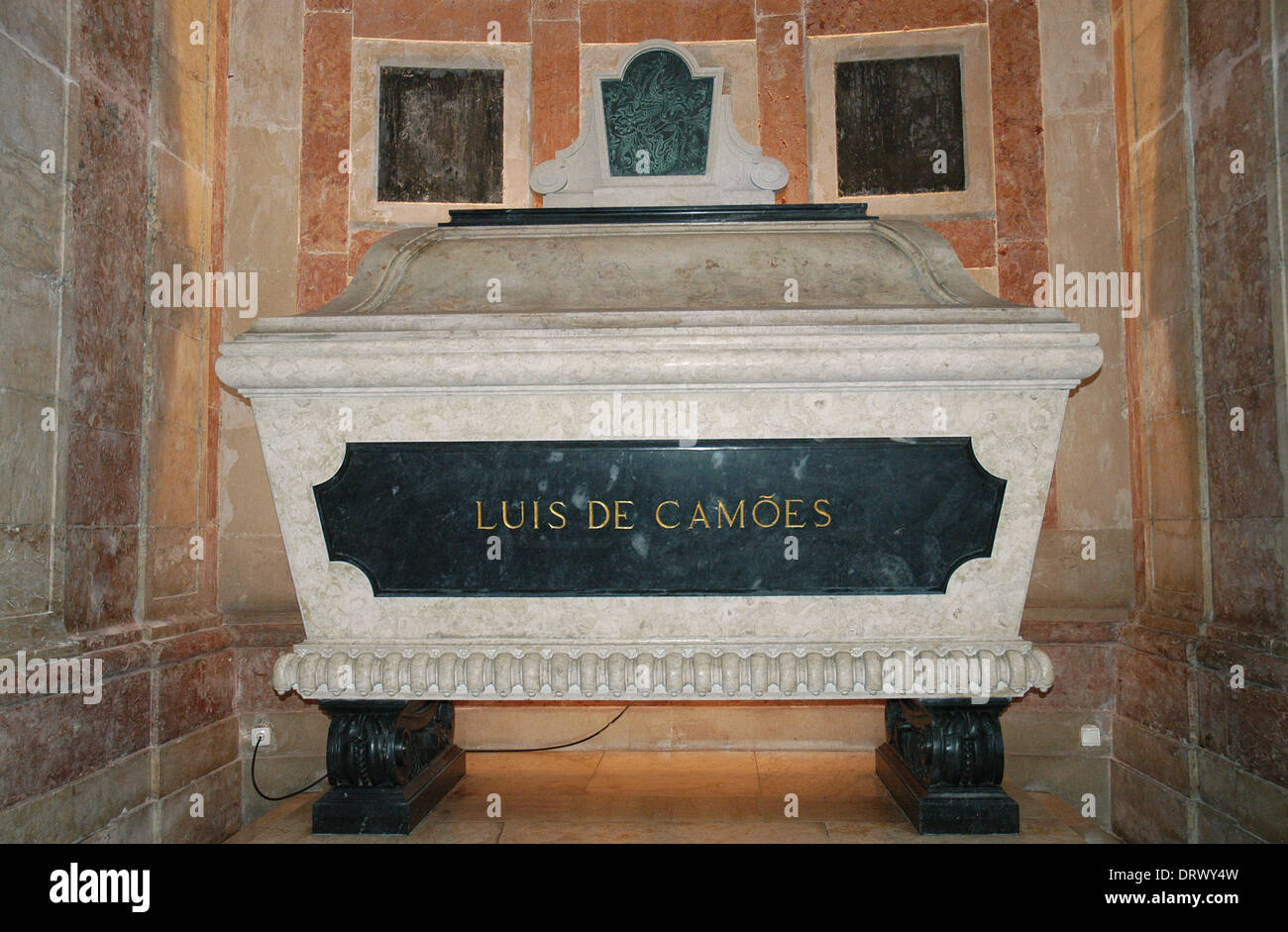 Il Portogallo. Lisbona. Chiesa di Santa Engracia. Pantheon Nazionale. Tomba di Luis de Camoes (1524-1580). Poeta portoghese. Foto Stock