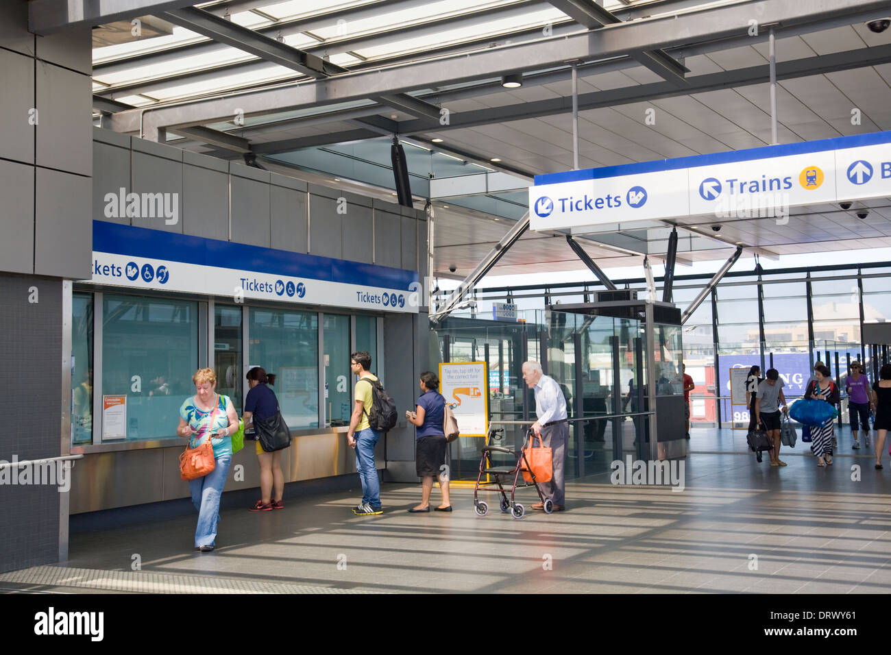 Persone che acquistano biglietti ferroviari a Epping stazione ferroviaria di Sydney, Nuovo Galles del Sud i mezzi di trasporto pubblico del sistema ferroviario Foto Stock