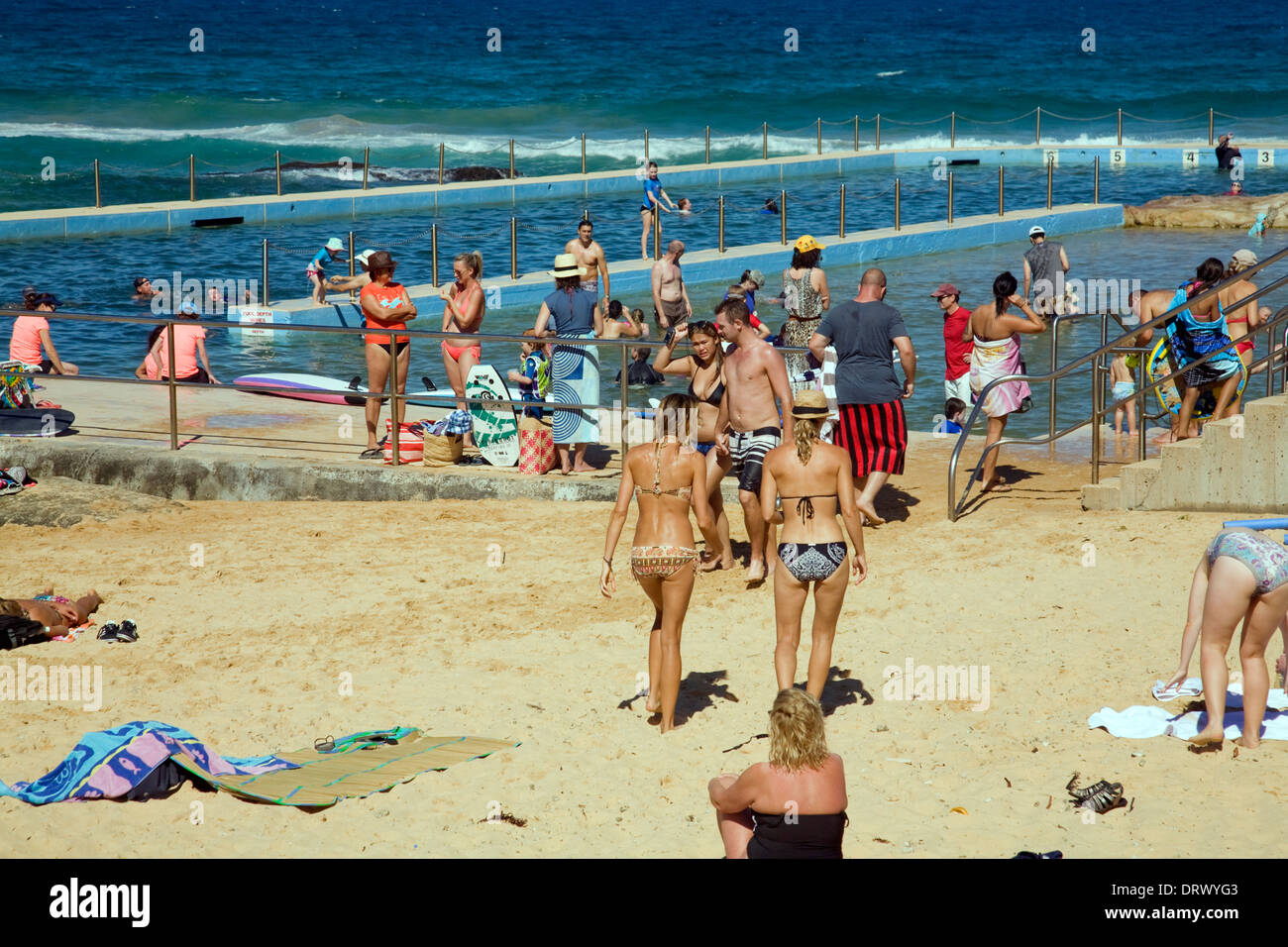 Curl Curl Ocean pool , South Curl Curl Beach, una delle famose spiagge settentrionali di Sydney, New South Wales, Australia, due donne in bikini Foto Stock