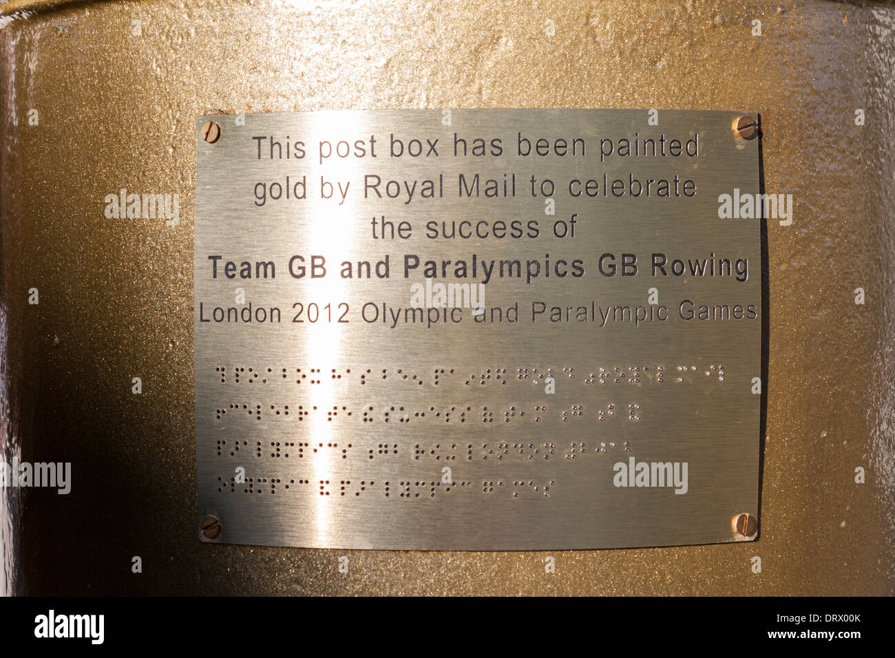 Il Braille targa in ottone sul pilastro casella segna il successo del team GB, Henley-on-Thames, Oxfordshire, Inghilterra, GB, UK. Foto Stock
