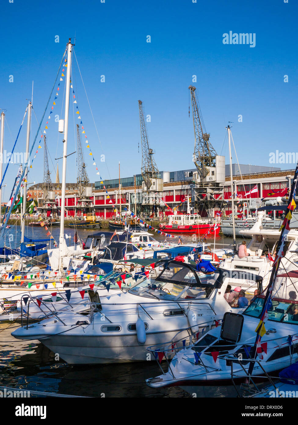 Barche nel porto di galleggiante durante il porto di Bristol Festival, il centro di Bristol, Inghilterra. Foto Stock