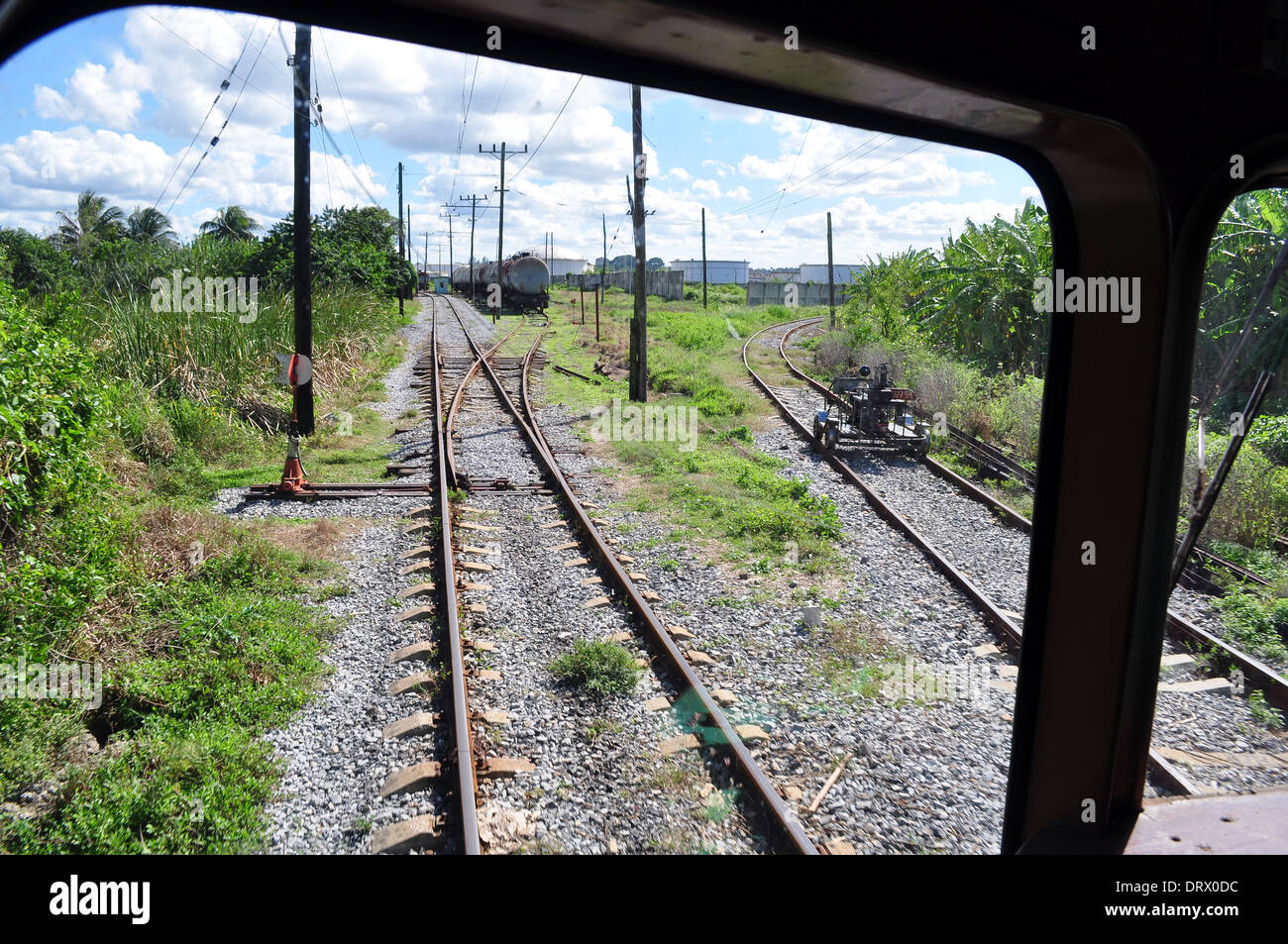 Cuba: parte della Hershey elettrica ferroviaria che corre tra la Habana e Matanzas. Vista dalla cabina. Foto Stock