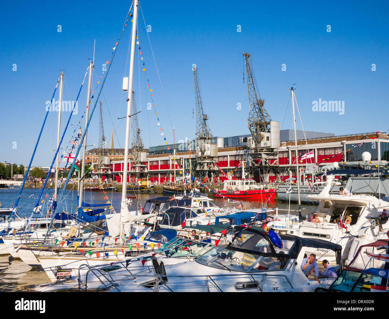 Barche nel porto di galleggiante durante il porto di Bristol Festival, il centro di Bristol, Inghilterra. Foto Stock