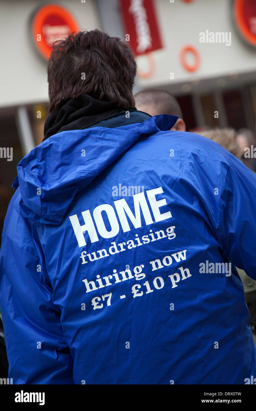 Home fundraising; faccia a faccia - Assunzione di addetto alle vendite per la raccolta porta a porta, carità persuadere le collezioni inManchester, Regno Unito, Europa, Regno Unito Foto Stock