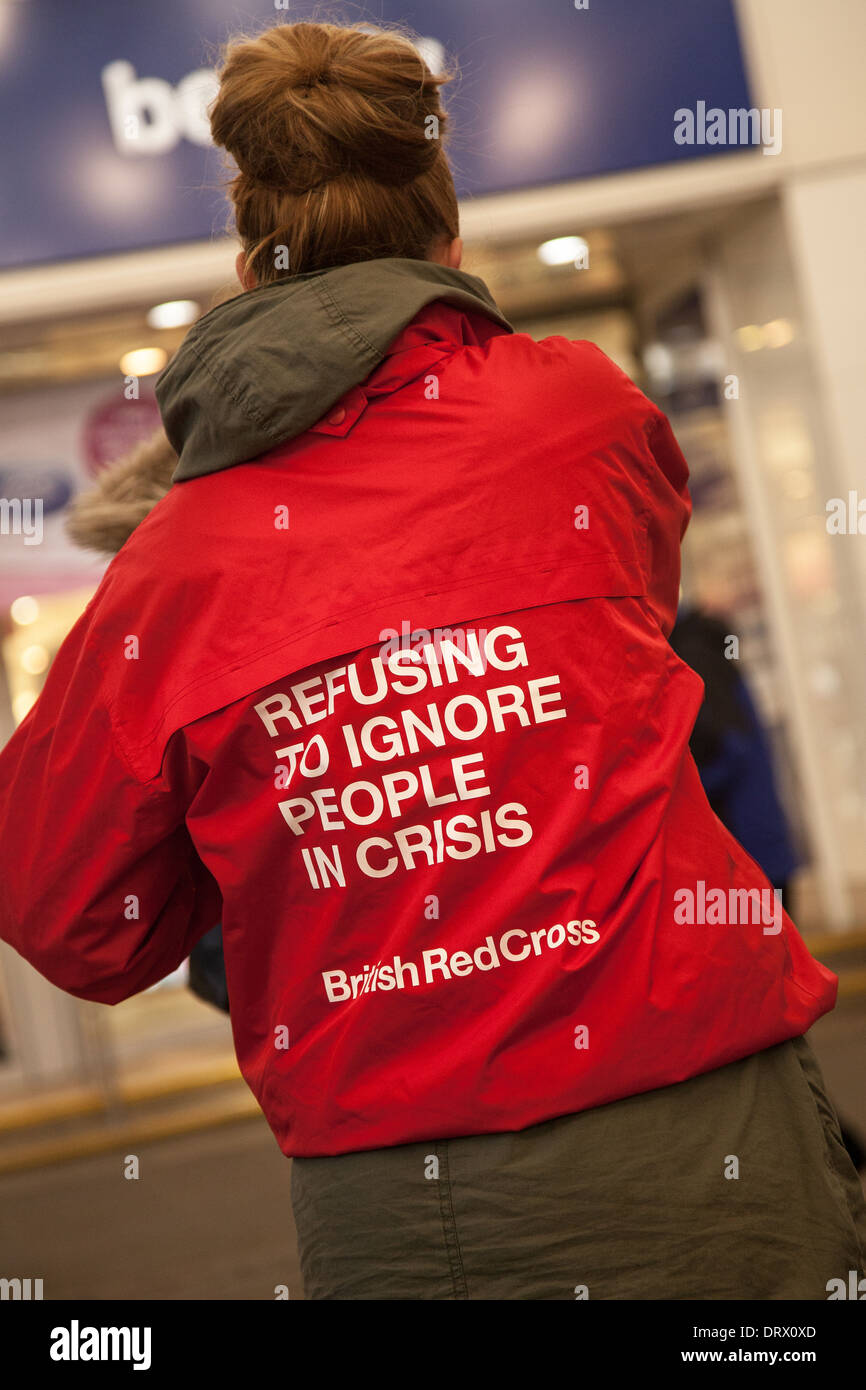 La Croce Rossa britannica Chugger  assunzione di addetto alle vendite in cerca di donazioni di beneficenza, carità convincere le persone a Manchester, Regno Unito, Europa Foto Stock