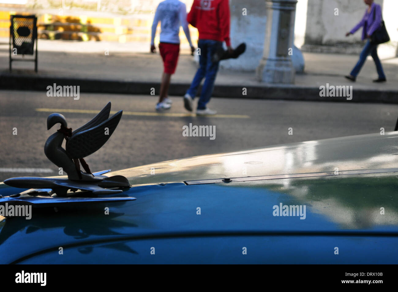 L'Avana, Cuba: mascotte di auto in una scena di strada nella città Foto Stock