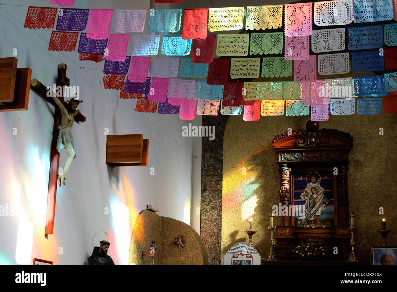 Interno chiesa più piccola alla Basilica de Guadlupe, Città del Messico, Messico Foto Stock Interno chiesa più piccola alla Basilica de Guadlupe, Città del Messico, Messico Foto Stock