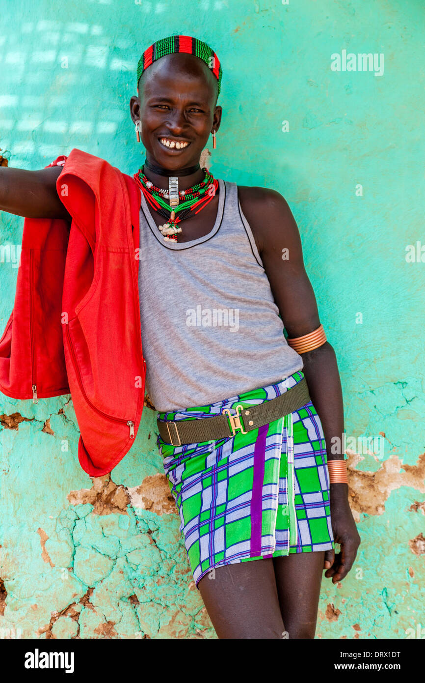 Un giovane uomo dalla tribù Hamer, Dimeka, Valle dell'Omo, Etiopia Foto Stock