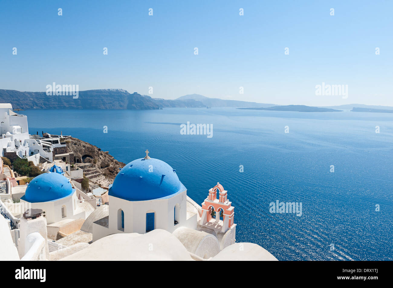 Le cupole della chiesa in Oia Santorini Foto Stock