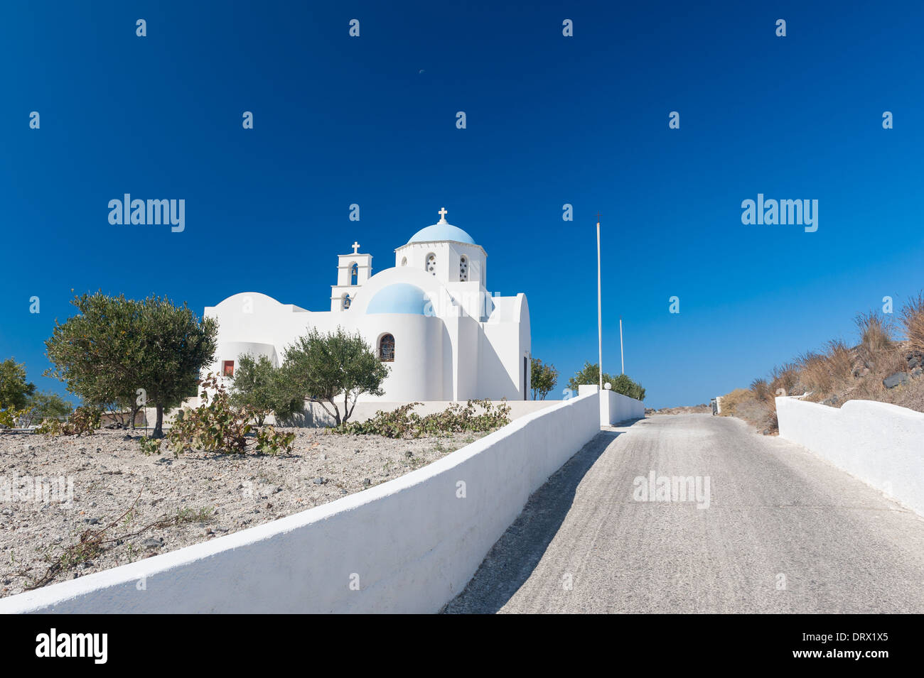 Strada che conduce alla chiesa di Santorini Grecia Foto Stock