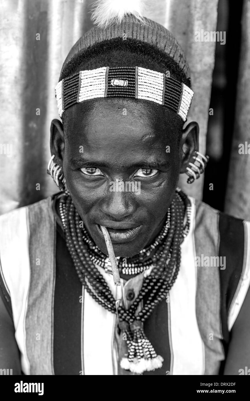 Ritratto di un uomo della tribù Hamer, Dimeka Town, Valle dell'Omo, Etiopia Foto Stock