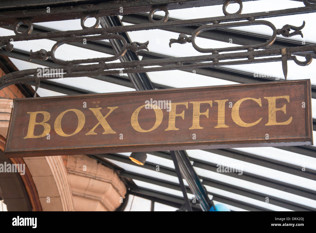 Un box office di firmare al di fuori del palazzo del teatro nel West End di Londra Foto Stock