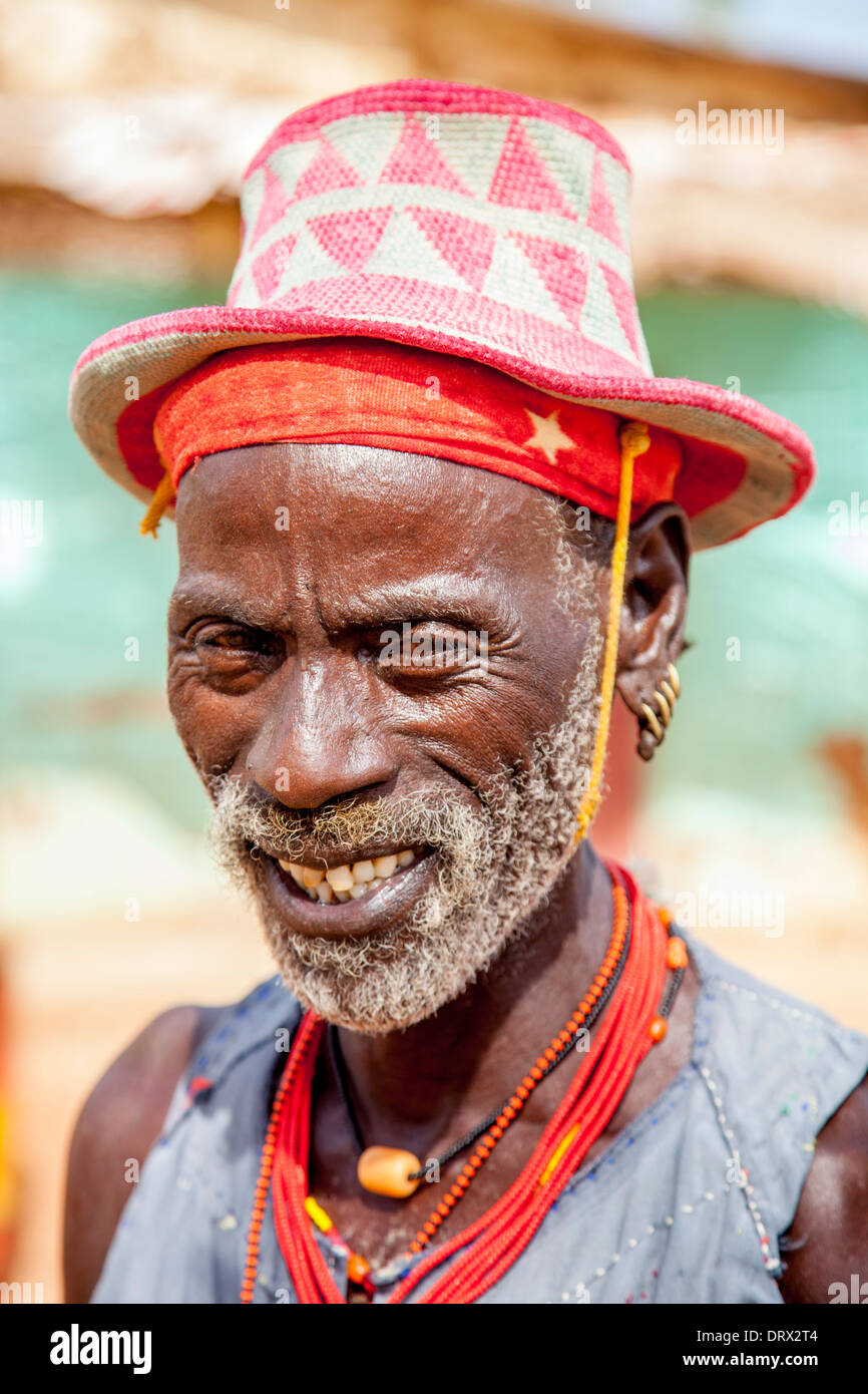 Ritratto di un uomo anziano dalla tribù Hamer, Dimeka Town, Valle dell'Omo, Etiopia Foto Stock