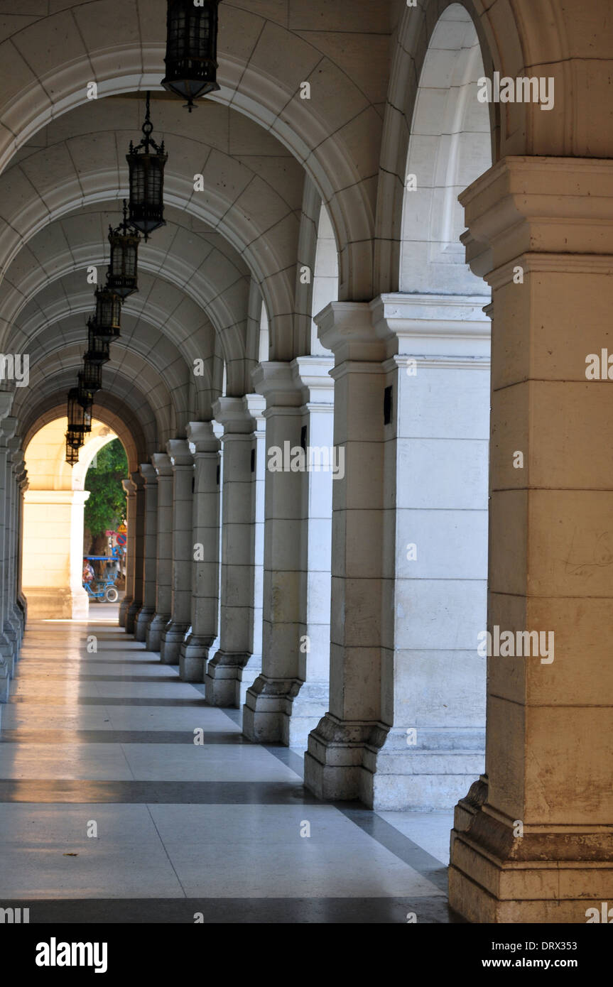 L'Avana, Cuba: colonnato di pilastri vicino al centro della città Foto Stock