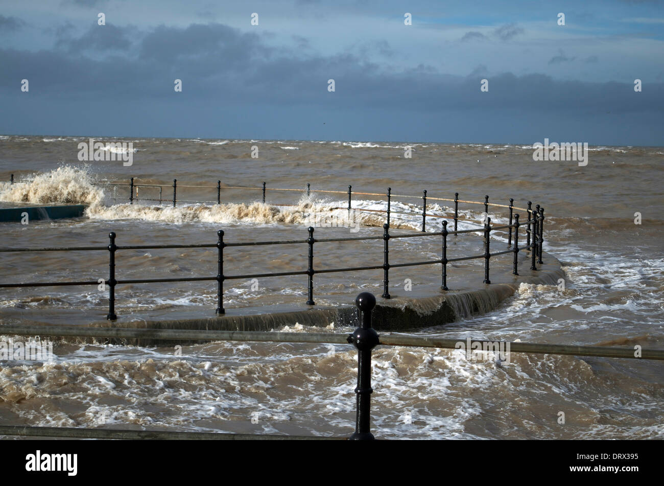 Onde che si infrangono sulla ringhiera sul lungomare di Hoylake nel Wirral Nord Ovest Inghilterra Foto Stock