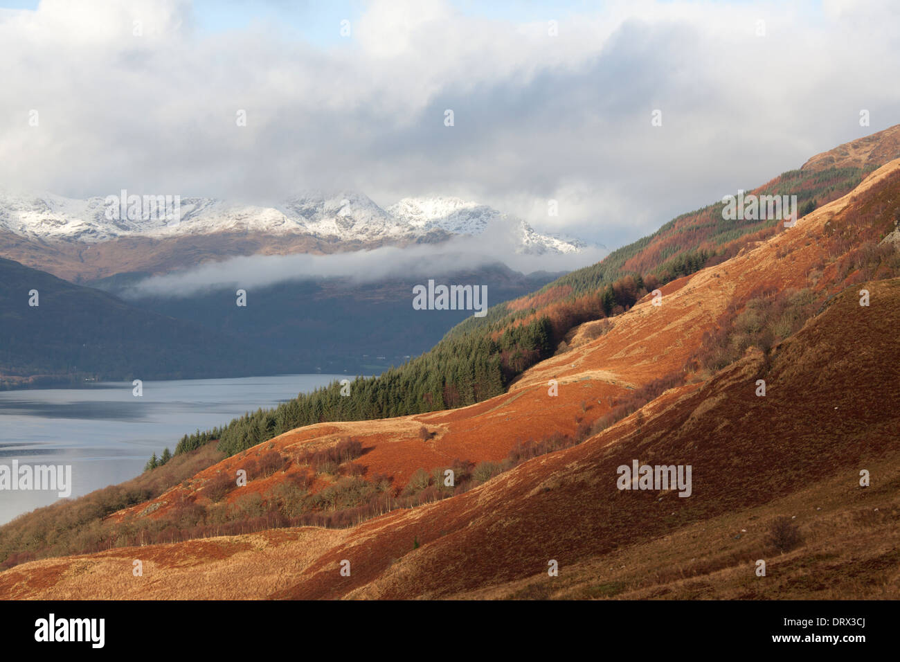 Loch Lomond, Scozia. Vista pittoresca dalle piste di Ben Lomond verso le colline sulla sponda occidentale del Loch Lomond. Foto Stock