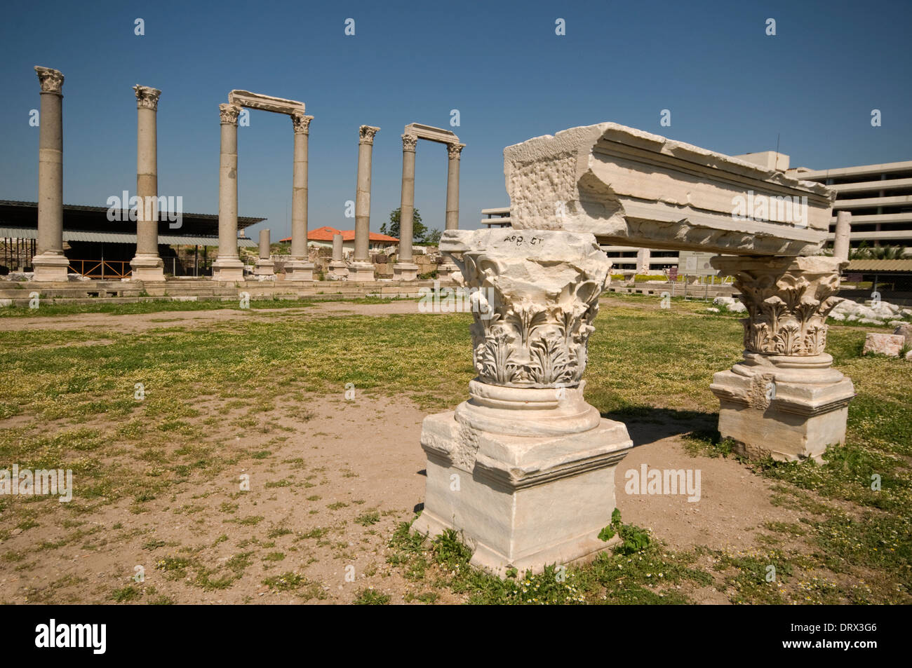 ASIA Turchia Izmir Agora (antica città di Smirne i secolo D.C.) colonna capitols facendo un ponte con il West portico sul retro Foto Stock