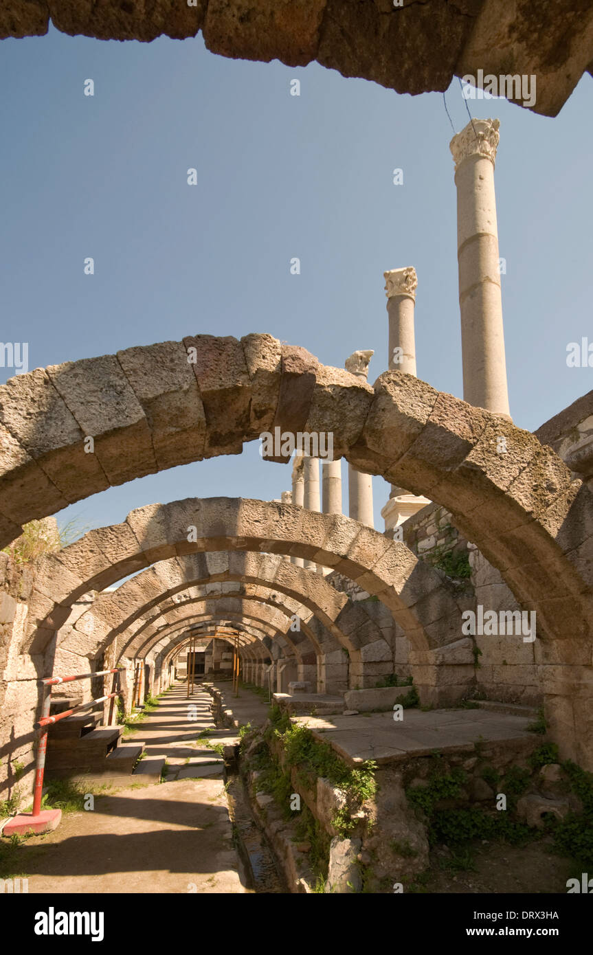 ASIA, la Turchia, Izmir, Agora (antica città di Smirne, i secolo D.C.), archi nel seminterrato della basilica con portico ovest Foto Stock