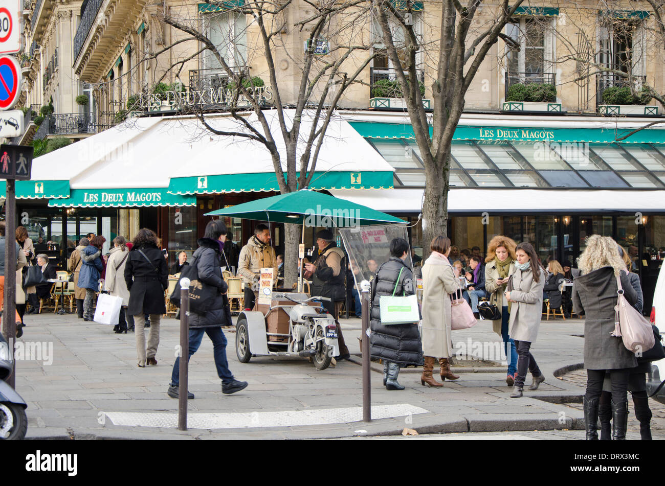 Terrazza esterna di Les deux Magots nel quartiere di Saint Germain-des-Prés, Parigi, Francia. Foto Stock