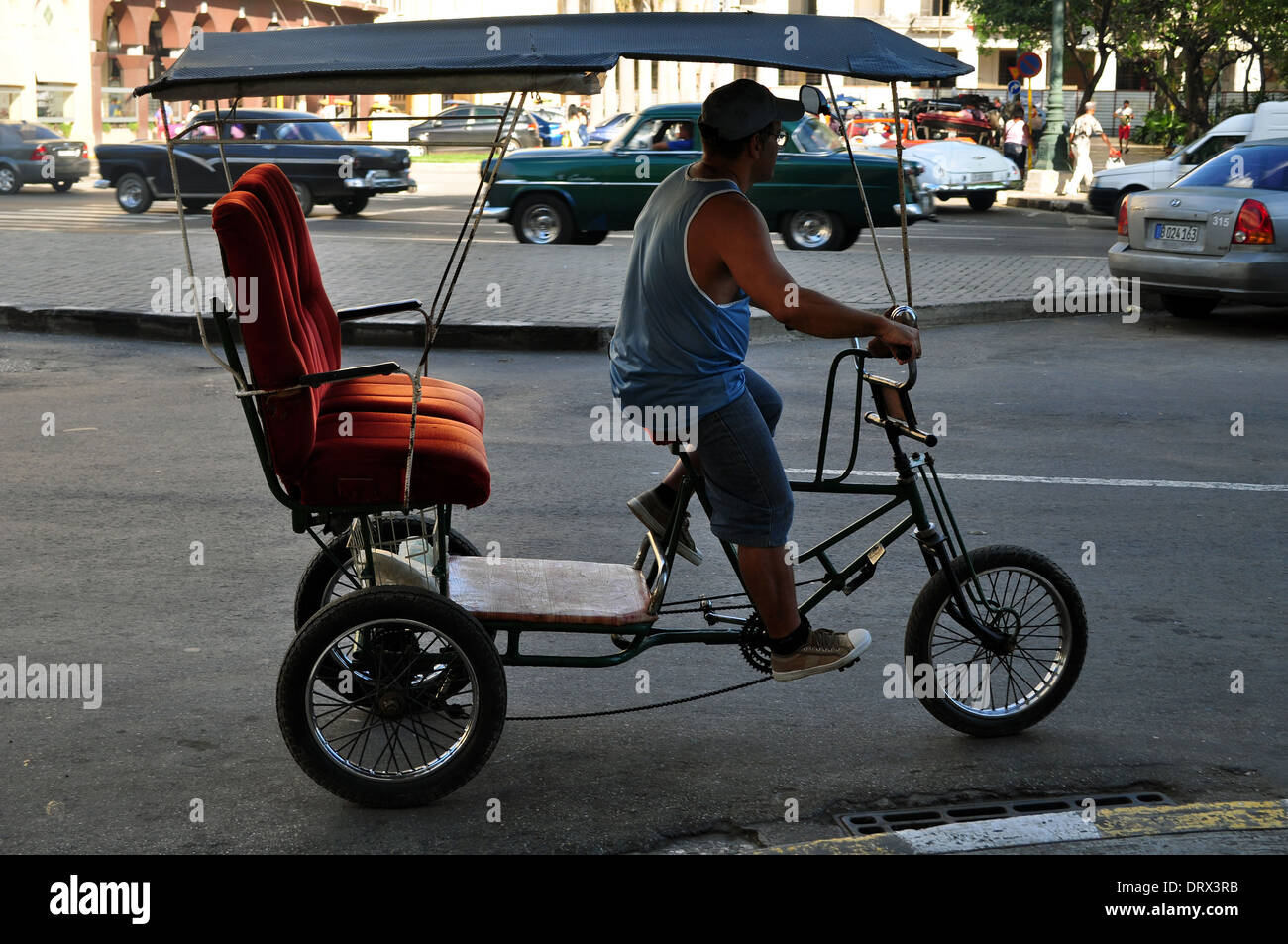 L'Avana, Cuba: un pedale taxi cercando una tariffa nel centro della città Foto Stock