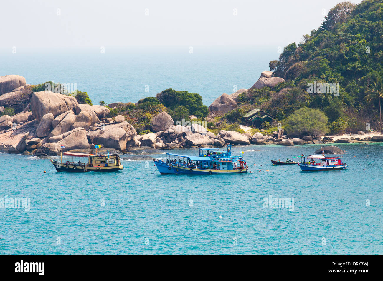 Lo snorkeling e barche per immersioni in Ao Hin Wong, (Hin Wong Bay), Ko Tao Island, Thailandia Foto Stock