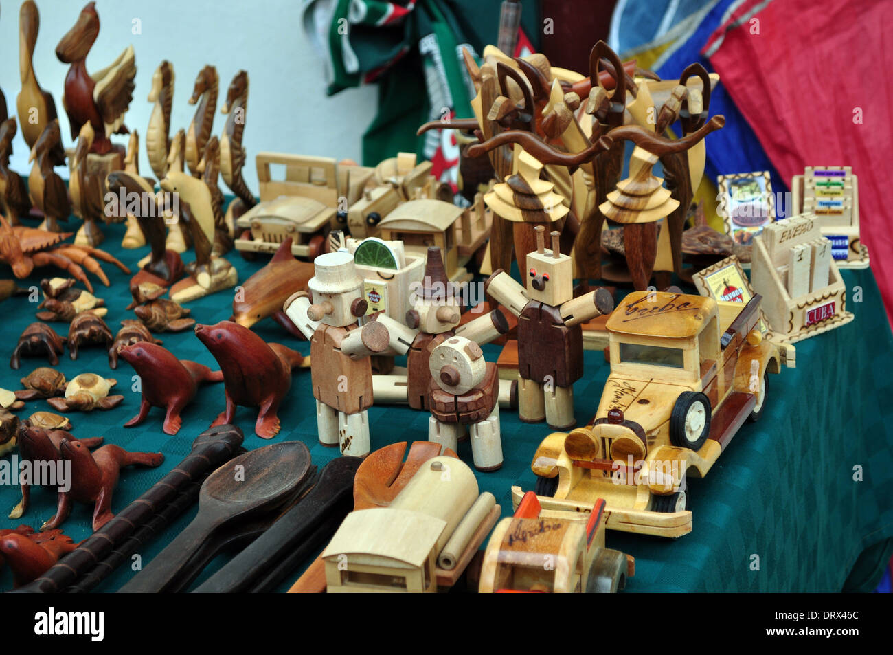 L'Avana, Cuba: souvenir in legno giocattoli per la vendita in un mercato di strada Foto Stock