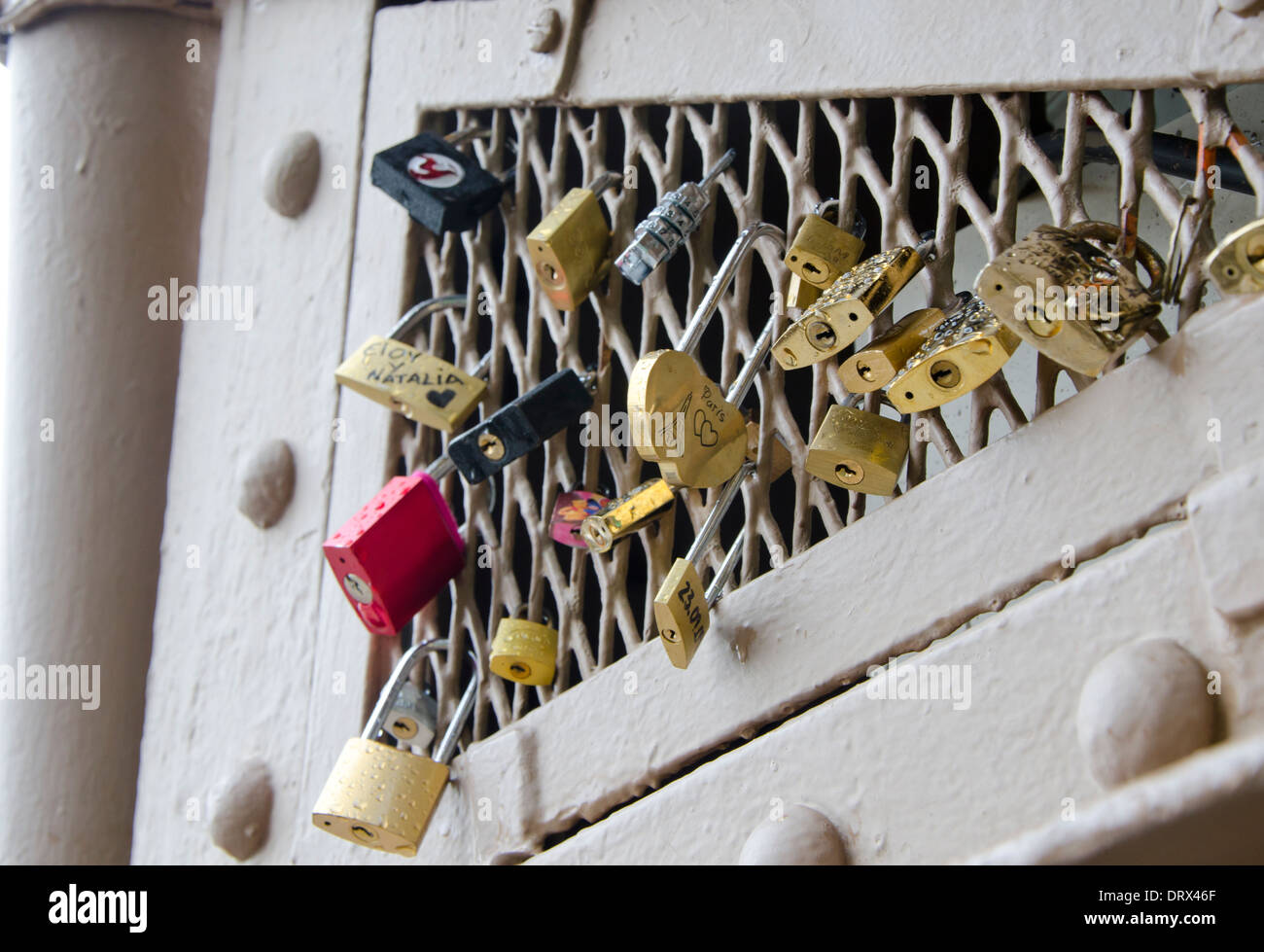 Amore si blocca in corrispondenza della seconda piattaforma della torre Eiffel, Paris, Francia. Foto Stock