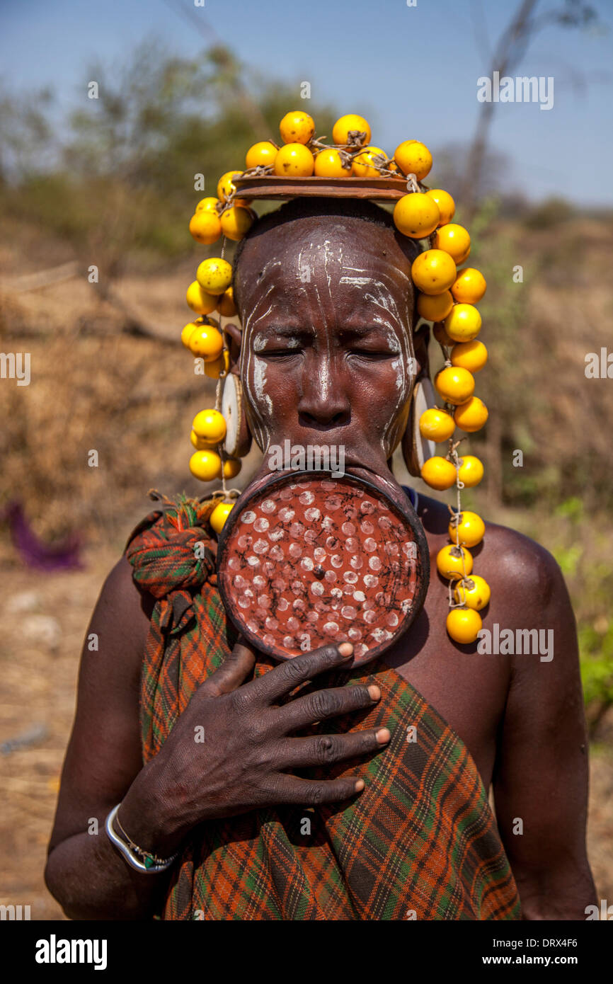 Mursi donna che indossa un labbro piastra, Mursi villaggio tribale, la Valle dell'Omo, Etiopia Foto Stock