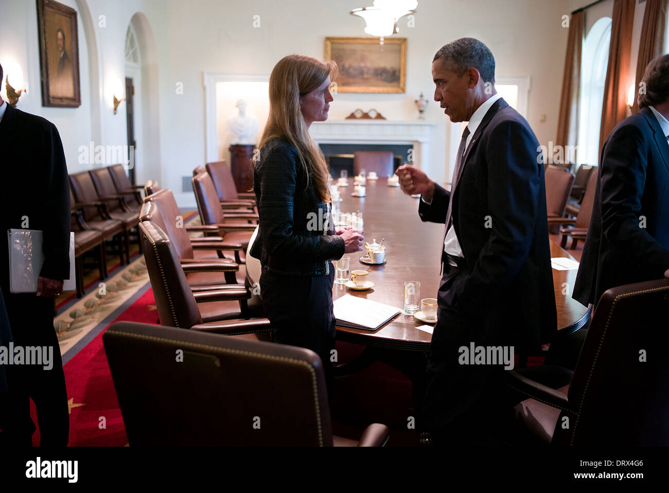 Il Presidente Usa Barack Obama parla con ambasciatore delle Nazioni Unite Samantha il potere a seguito di una riunione del gabinetto nel Cabinet Room della casa bianca, 12 settembre 2013 a Washington, DC. Foto Stock