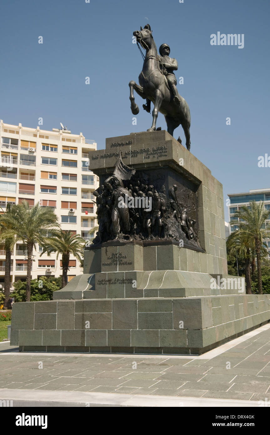 ASIA, la Turchia, Izmir, Monumento a Kemal Atatűrk su Cumhuriyet Meydani Foto Stock