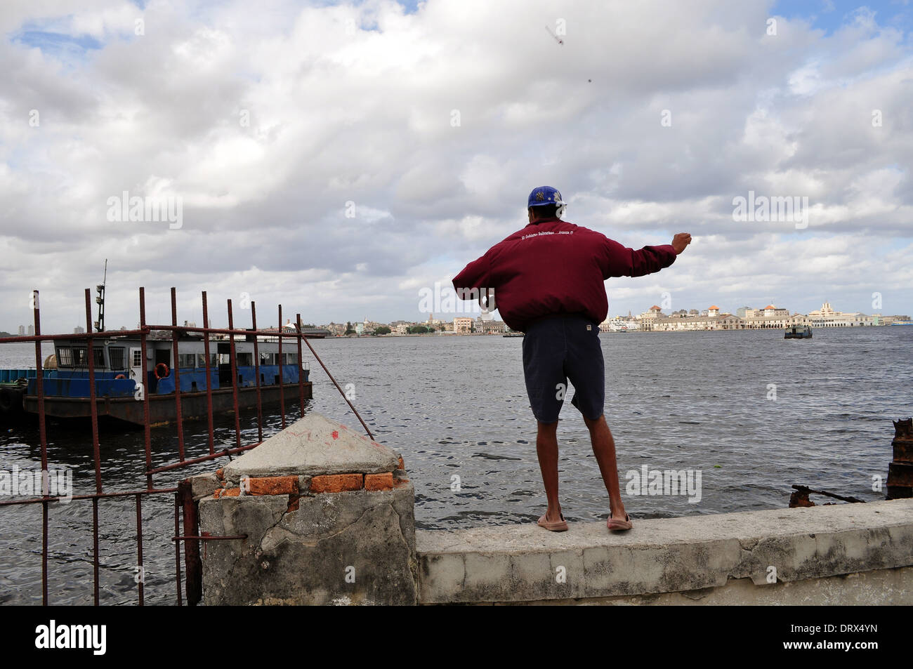 L'Avana, Cuba: pesca nella zona del porto di La Habana Foto Stock