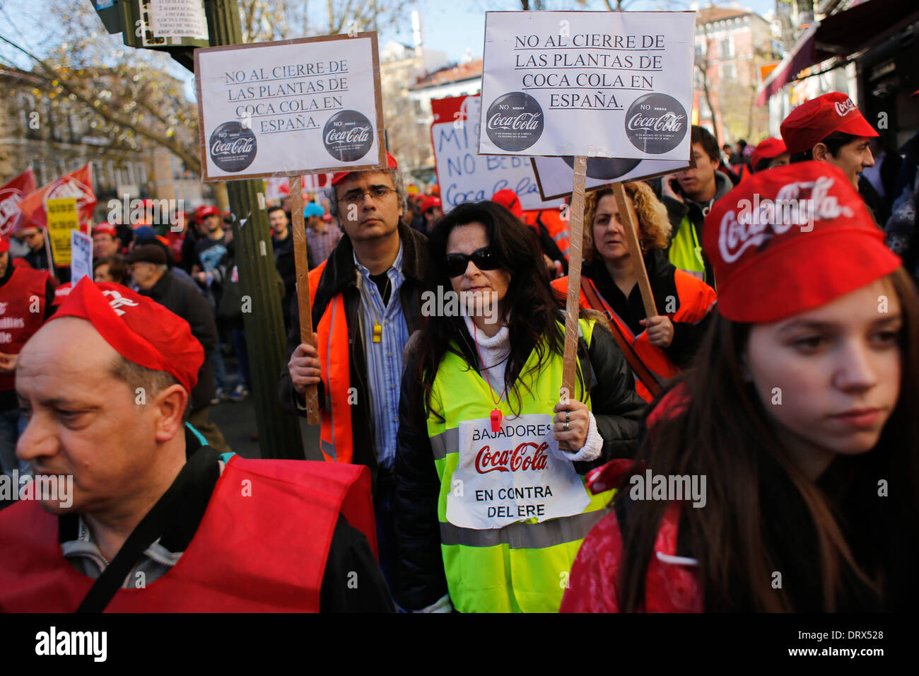 Madrid, Spagna. 2° febbraio 2014. I manifestanti portando cartelli contro la coca cola marzo attraverso le strade della capitale della Spagna durante una manifestazione di protesta a Madrid contro la coca cola, Spagna, domenica 2 febbraio, 2014. Coca-Cola i lavoratori sono a tempo indeterminato sciopero per protestare Coca-Cola Partner iberico " il piano prevede la chiusura di quattro dei suoi 11 piante e licenziare lavoratori 1,253. Banner sul giubbotto di legge. Credito: Rodrigo Garcia/NurPhoto/ZUMAPRESS.com/Alamy Live News Foto Stock