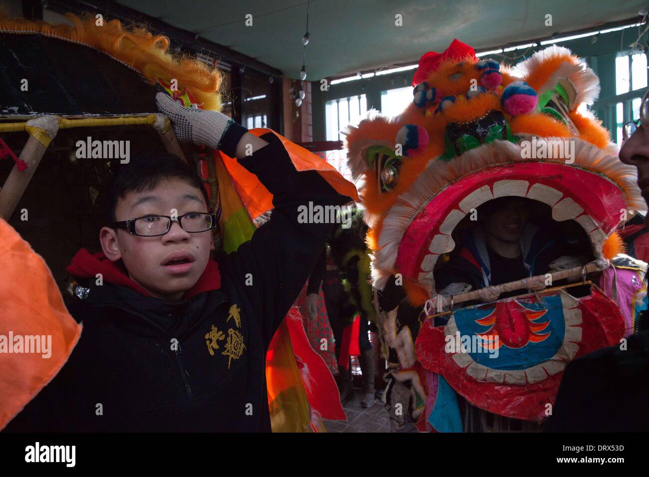 Chicago, Stati Uniti d'America. 2° febbraio 2014. Lion picchi di ballerini fuori il suo costume mentre il suo corpo di ballo Negozi visite in Chicago Chinatown Square Plaza. 2 febbraio 2014 Credit: Rick Majewski/NurPhoto/ZUMAPRESS.com/Alamy Live News Foto Stock