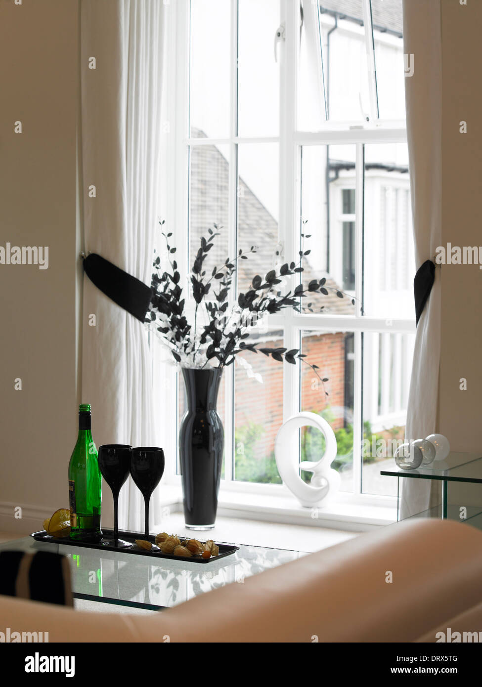 Bicchieri di vino nella lounge Foto Stock