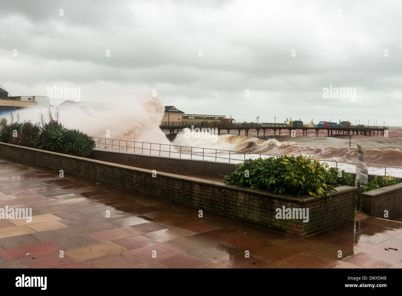 Teignmouth, Devon, Inghilterra. Febbraio 2014. Grandi onde ha colpito la costa e il mare a Teignmouth Pier durante le recenti tempeste. Foto Stock