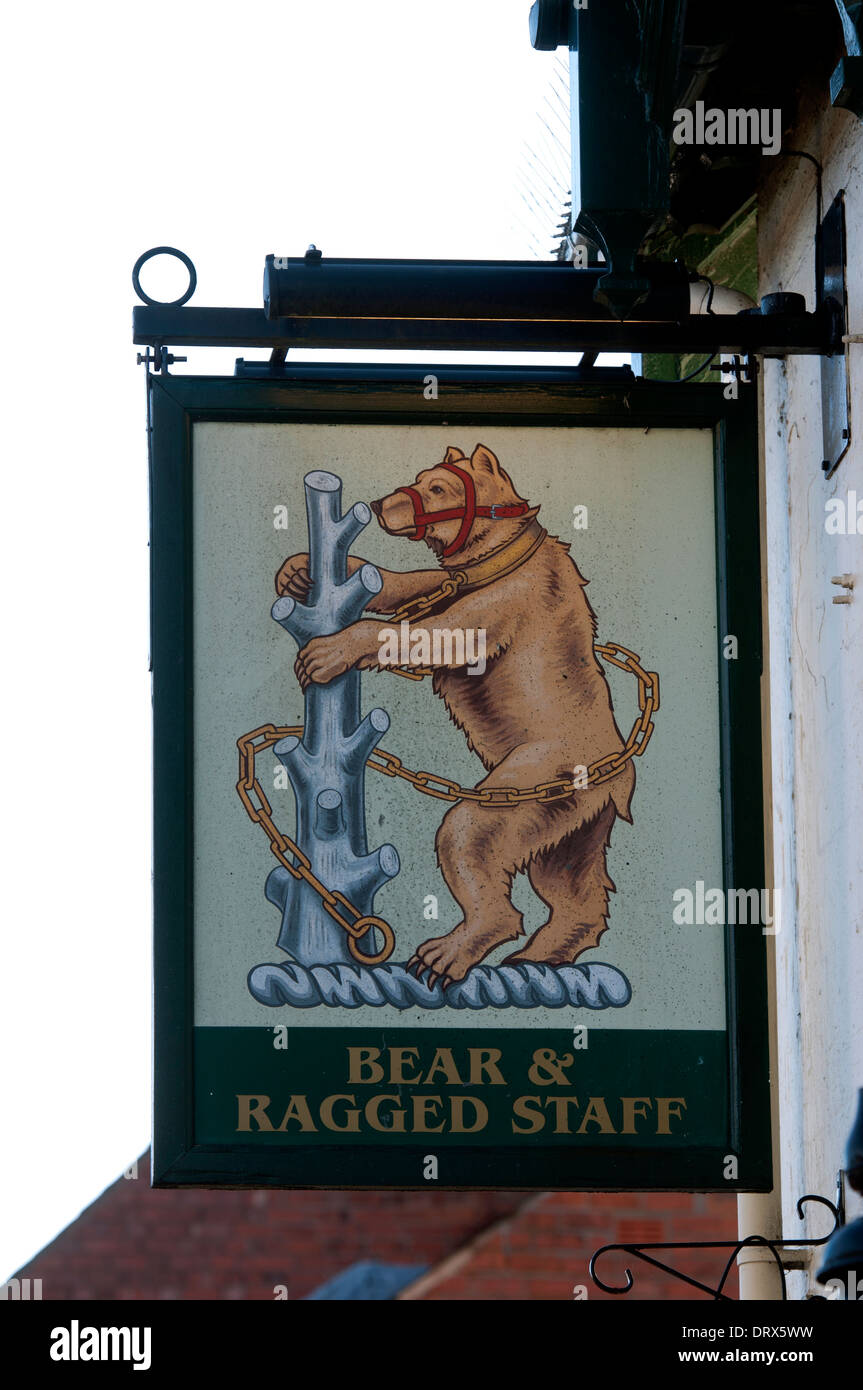 L'Orso e frastagliate e pub personale segno, Kenilworth, Warwickshire, Inghilterra, Regno Unito Foto Stock