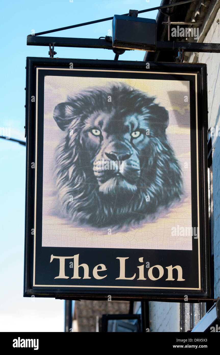 Il Lion pub segno Kenilworth, Warwickshire, Inghilterra, Regno Unito Foto Stock