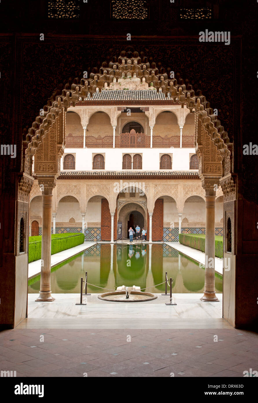 Il Patio de Arrayanes in uno dei palazzi Nasrid nel complesso Alhambra di Granada, Andalusia, Spagna Foto Stock