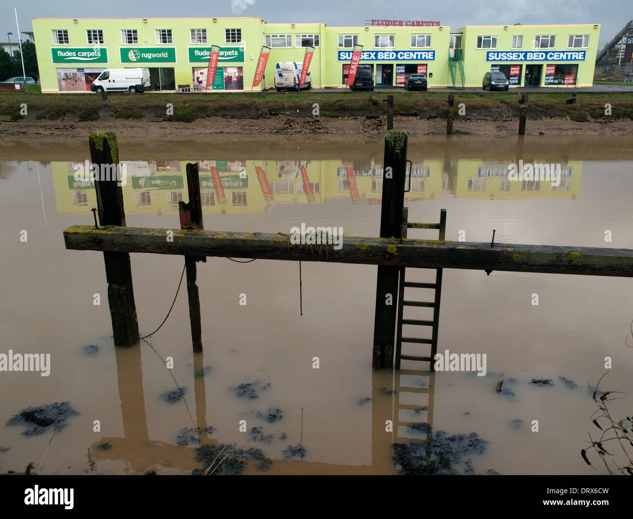 Le acque fangose del fiume Ouse in Newhaven Foto Stock