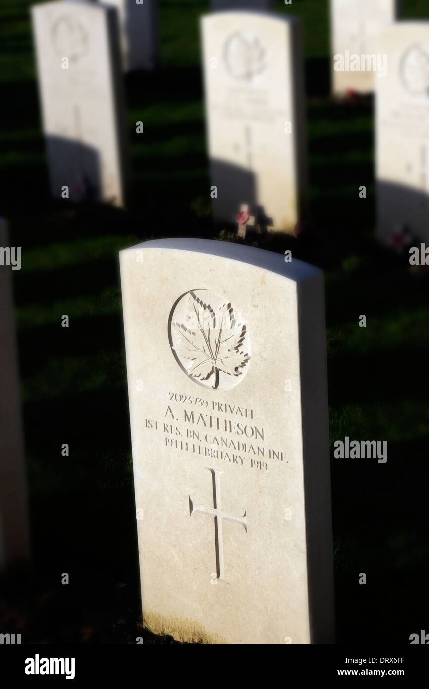 Un militare canadese grave dalla grande guerra nella Chiesa Piazzale della chiesa di St Margaret, Bodelwyddan, il Galles del Nord. Foto Stock