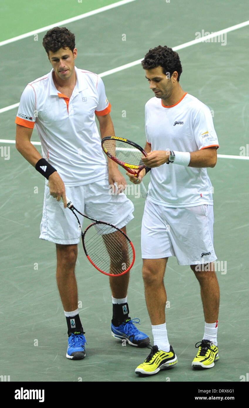 Ostrava, Repubblica Ceca. Il 1° febbraio 2014. Robin Haase, sinistra e Jean-Julien Rojer dai Paesi Bassi durante la loro Coppa Davis primo round dobles match contro Tomas BERDYCH e Radek STEPANEK: risultati nei dalla Repubblica ceca in Ostrava, Repubblica Ceca, sabato, 1 febbraio 2014. © Jaroslav Ozana/CTK foto/Alamy Live News Foto Stock